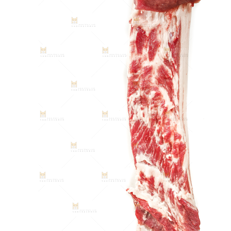 手里拿着新鲜猪肉