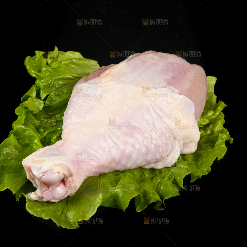 黑底上的鸡大腿