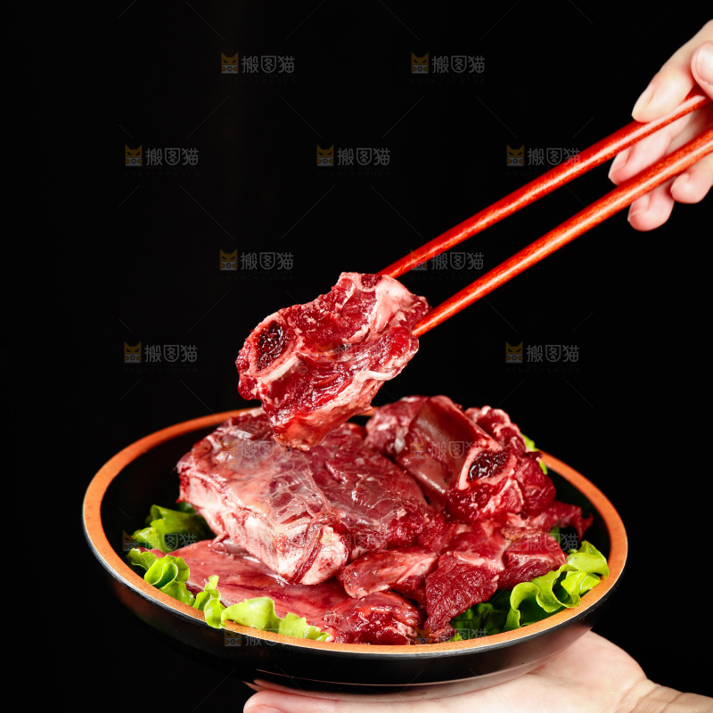 手里端着一盘内蒙古牛排骨