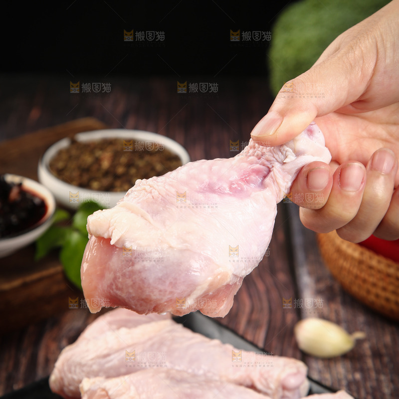 手里拿着鸡腿
