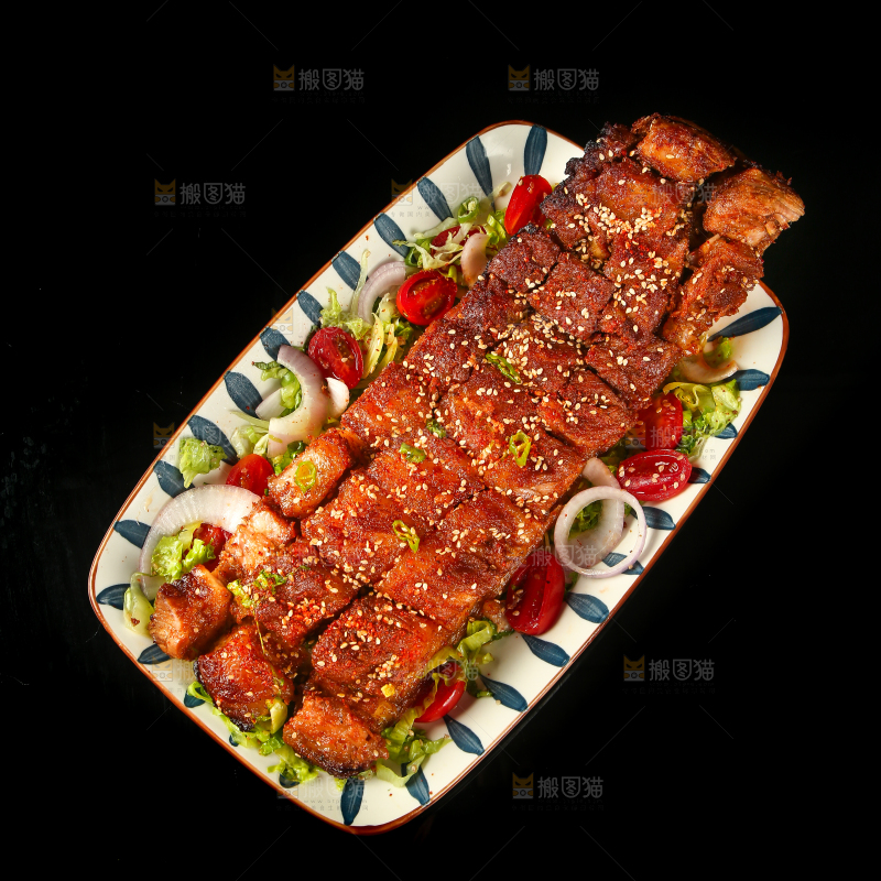 黑底上一盘脆皮五花肉