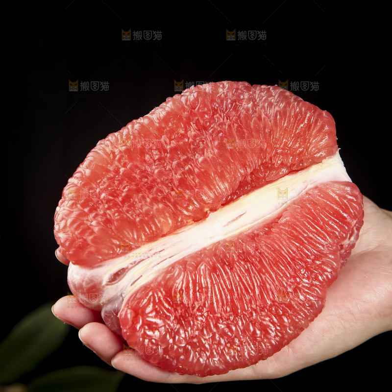 手里拿着红肉蜜柚