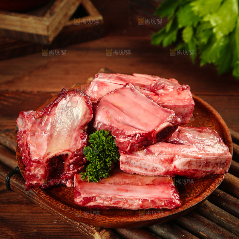 竹底上放着一盘牛排