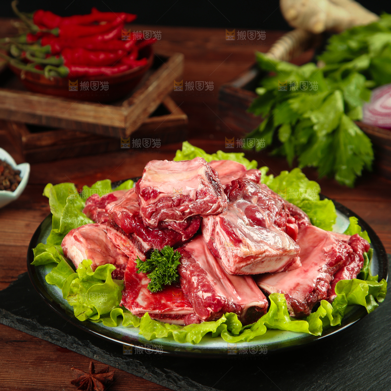 黑底上摆放着一盘牛排骨