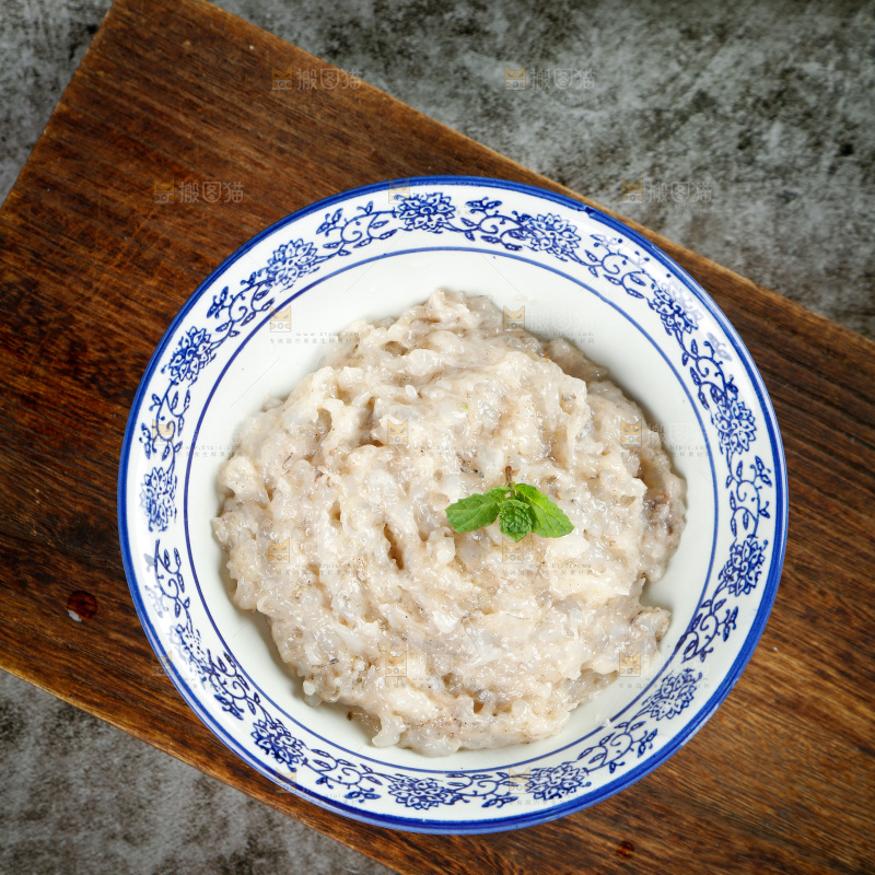 木板上放着一碗虾肉泥