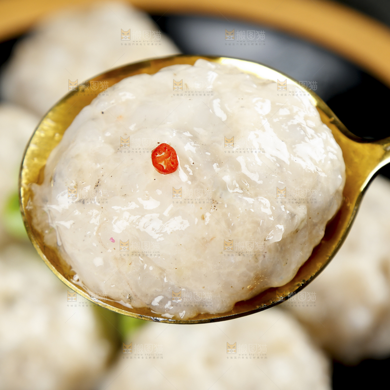 勺子上舀着虾滑