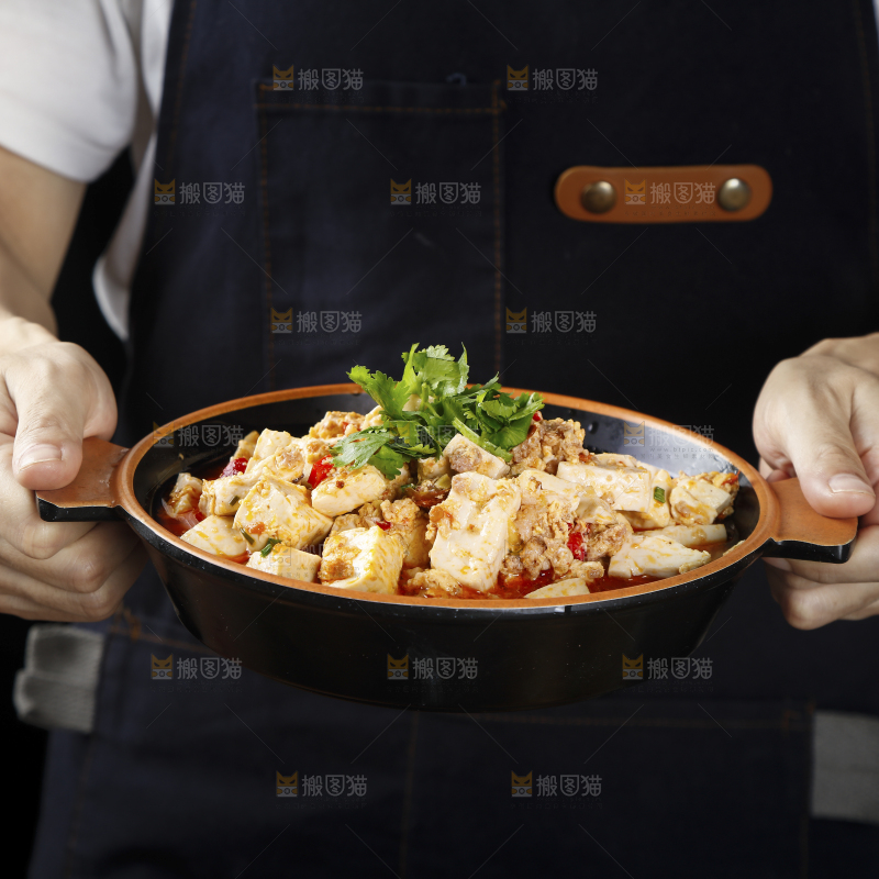 手里端着一盘麻婆豆腐