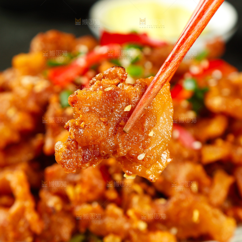 筷子上夹着酥肉