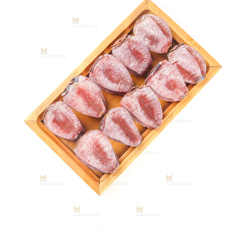 白底上放着一盘吊柿饼