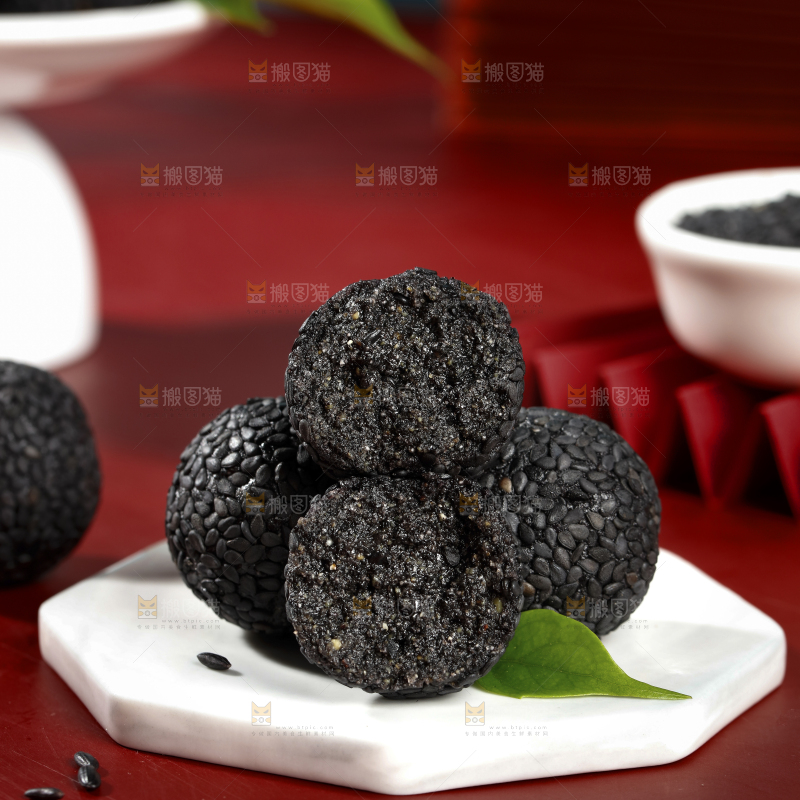 白石垫上的黑芝麻丸