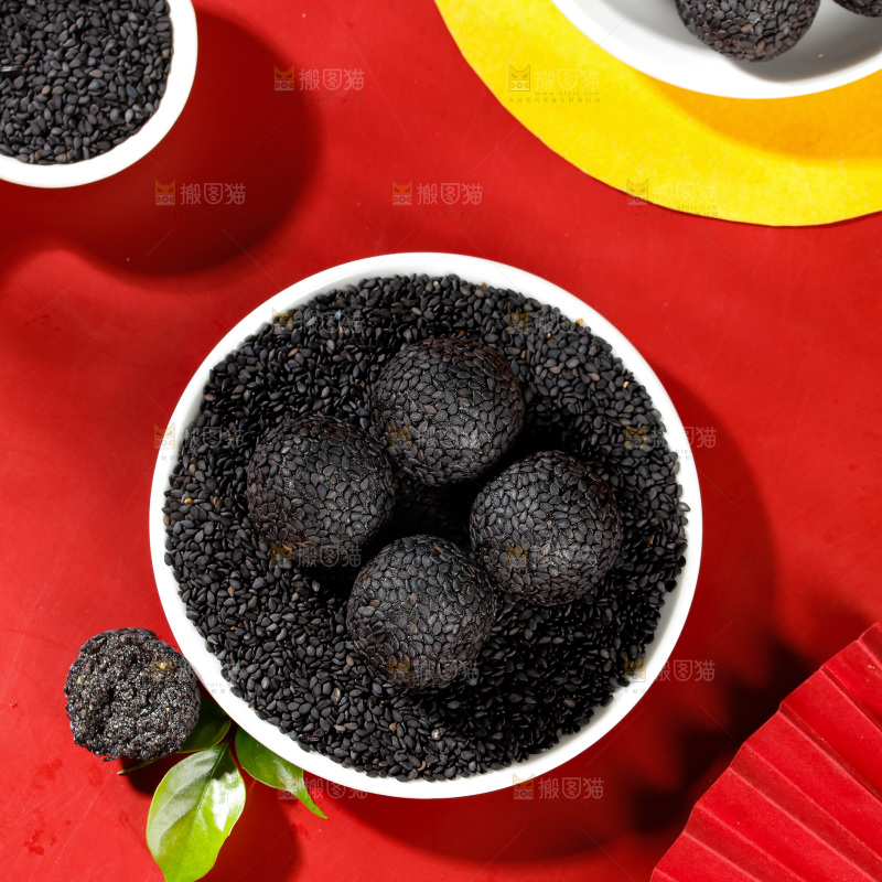 盘子里的黑芝麻和芝麻球