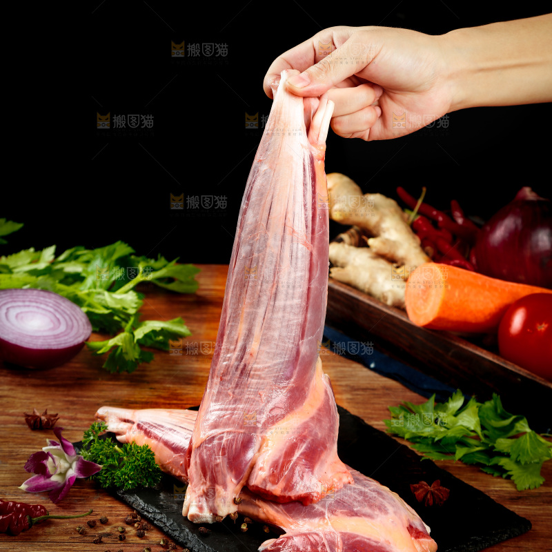 手里拿着黄牛腱子肉
