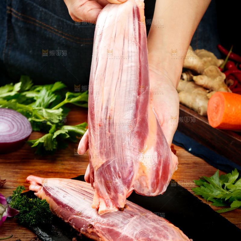 手里拿着黄牛腱子肉