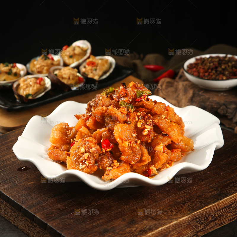 木板上放着一盘蒜香辣子肉