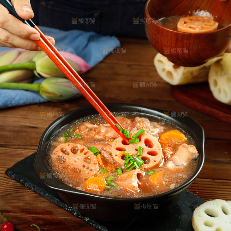筷子上夹着粉藕