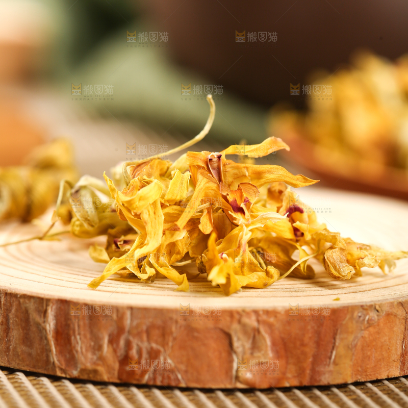 木板上放着一堆铁皮石斛干花