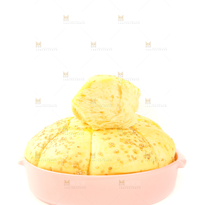 黄金芝麻面包摆放在白底上