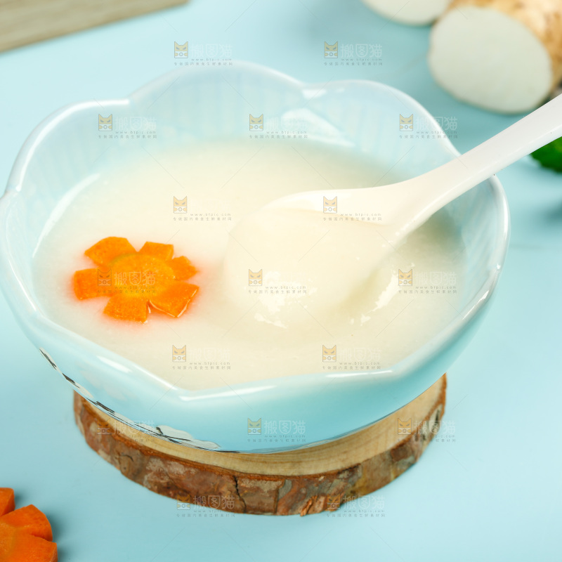 勺子上舀着米糊