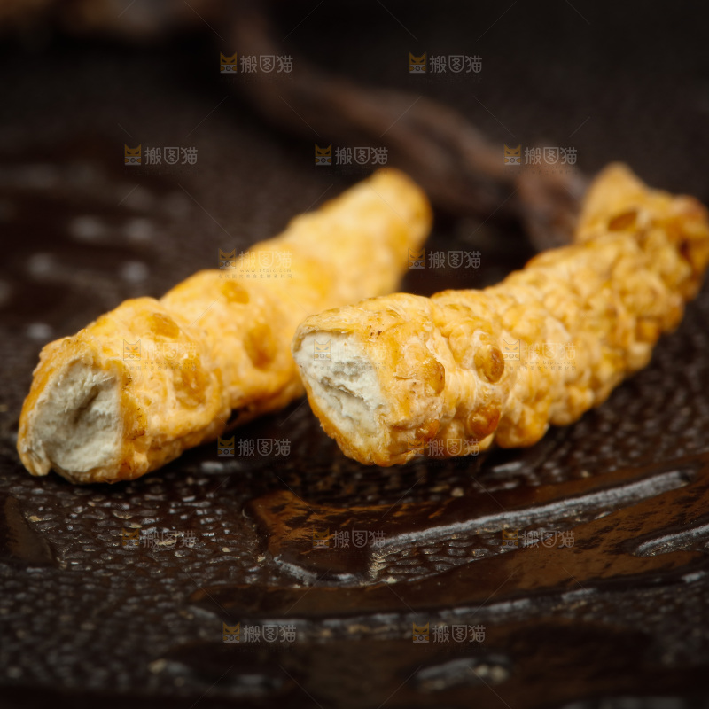 深底上摆放着虫草