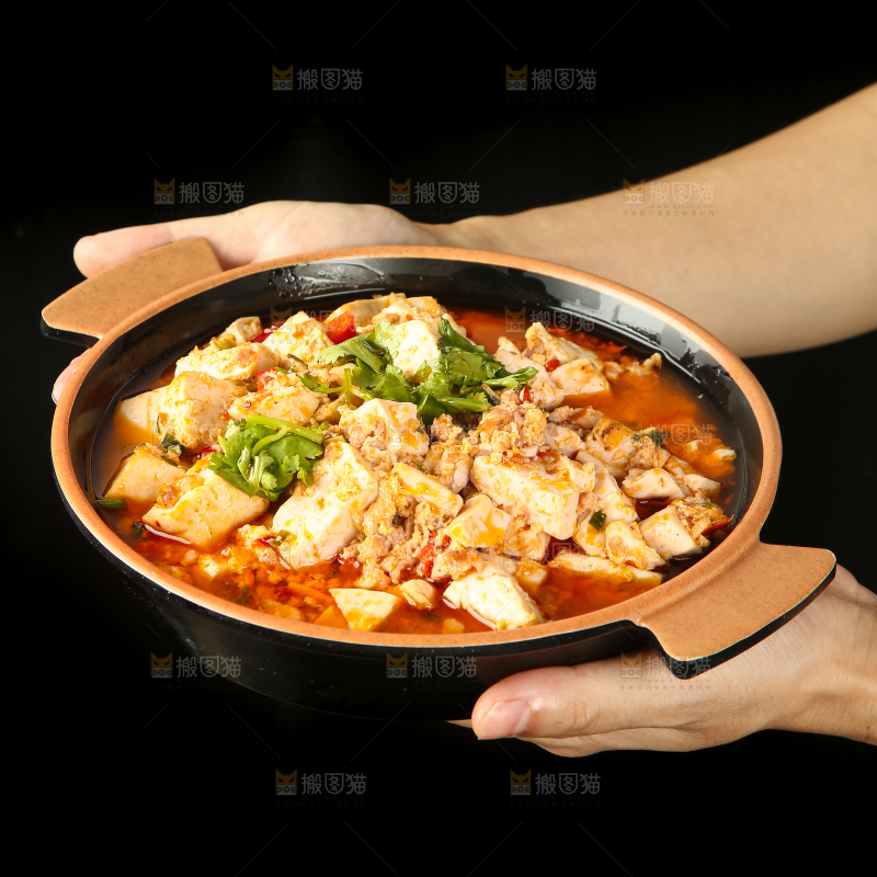 手里端着肉沫豆腐