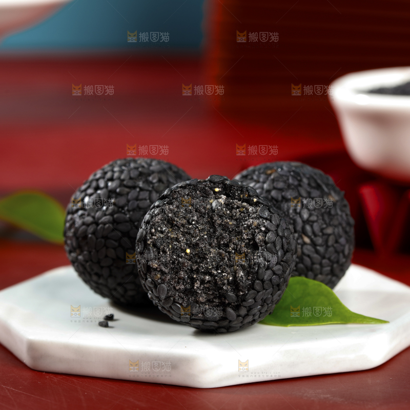 白石垫上的黑芝麻丸