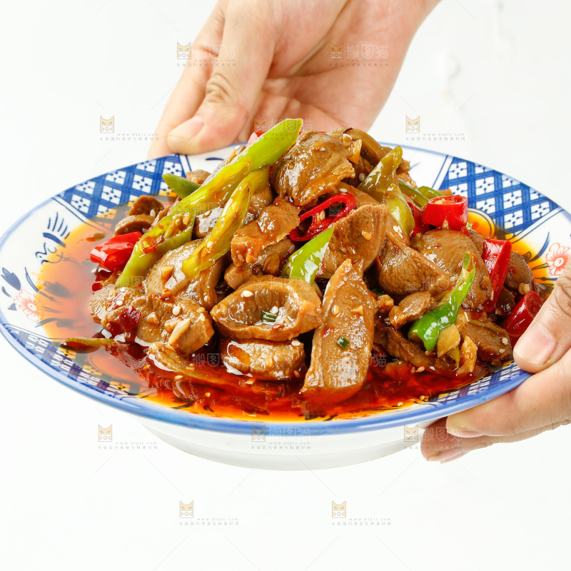 手里端着一盘酸辣猪宝