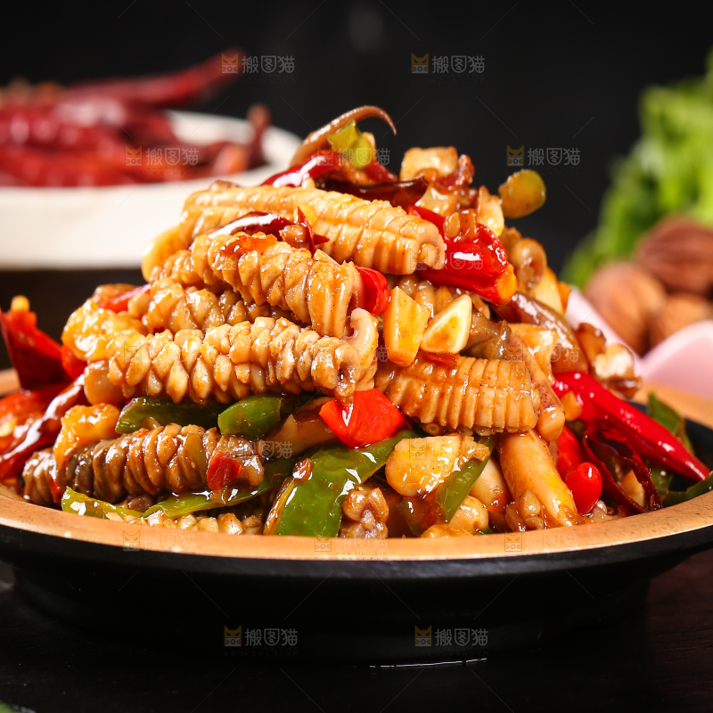 黑底上放着一盘辣炒鱿鱼身