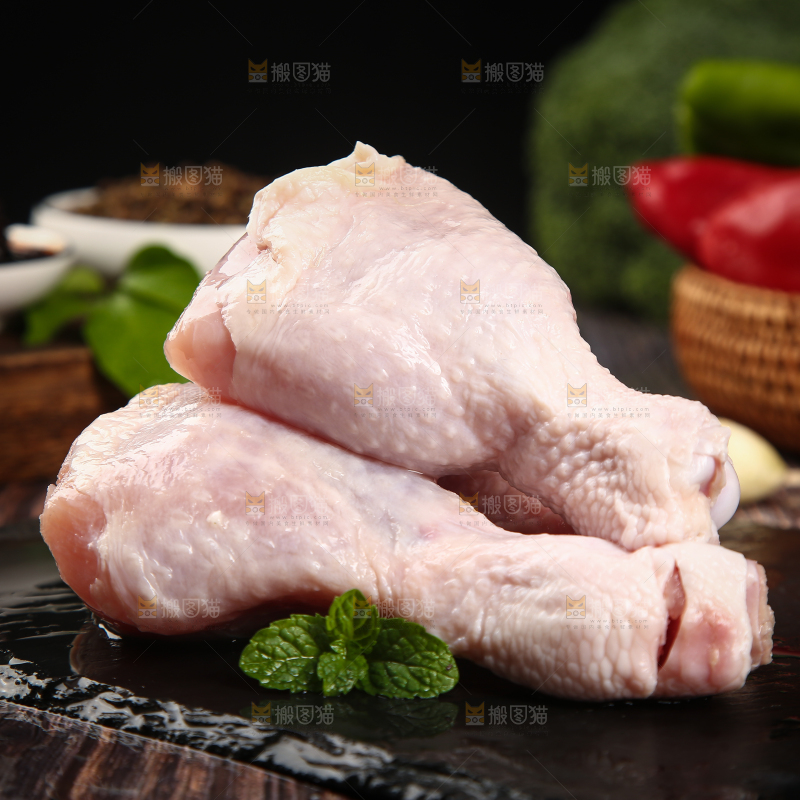 黑石板上放着生鸡腿
