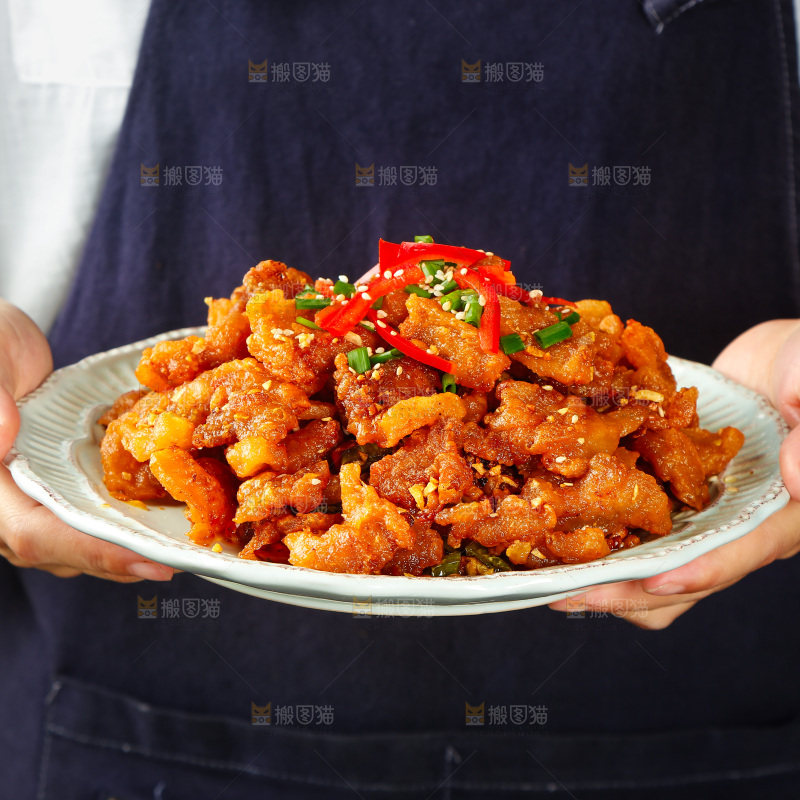 手里端着一盘辣子五花肉