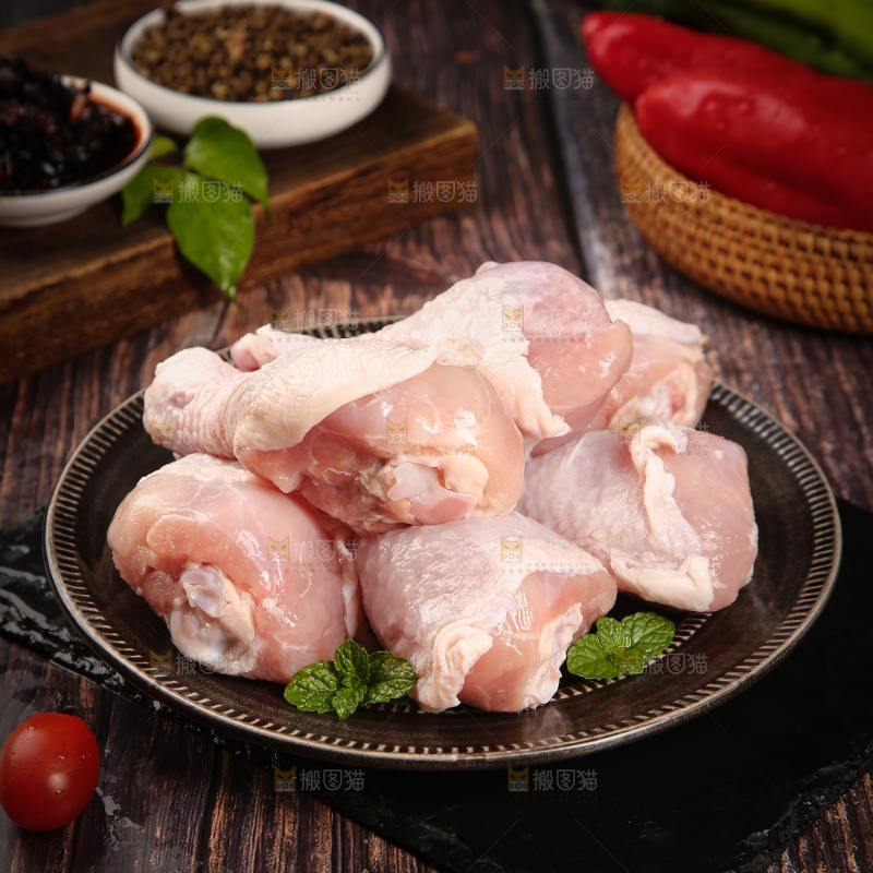 黑石板上一盘新鲜鸡腿