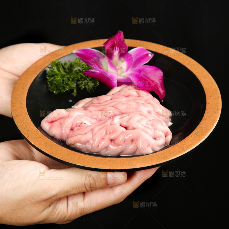 手里端着一盘猪脑花
