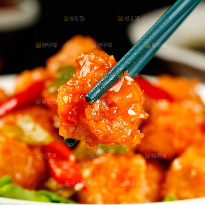 筷子上夹着糖醋咕咾肉