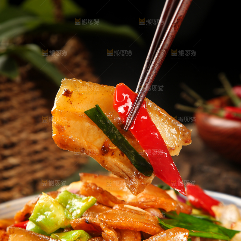 筷子上夹着小炒回锅肉