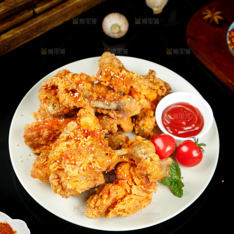 黑底上一盘炸鸡腿