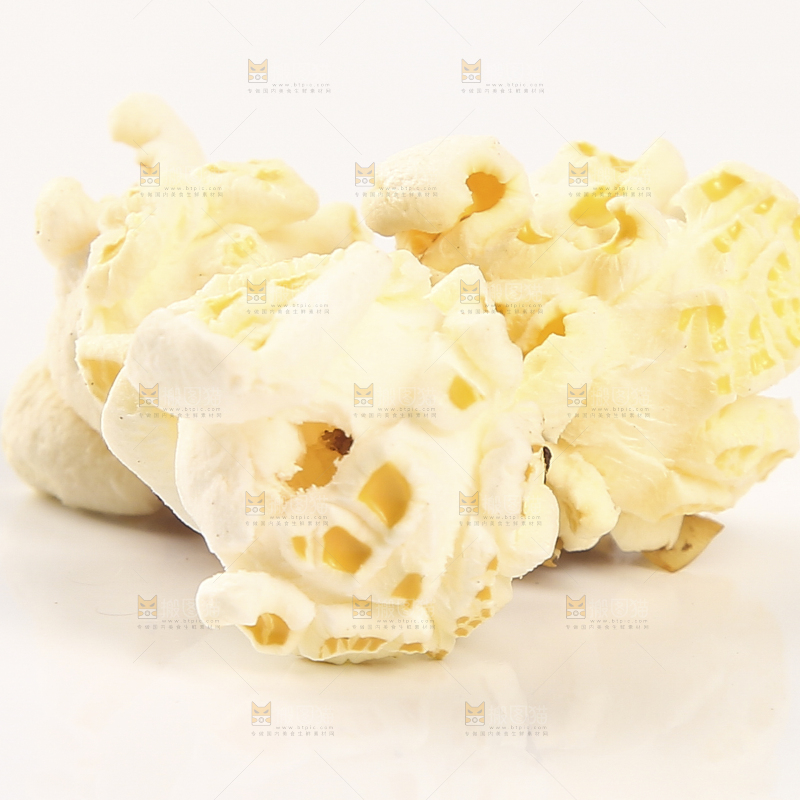 白底上的爆花玉米