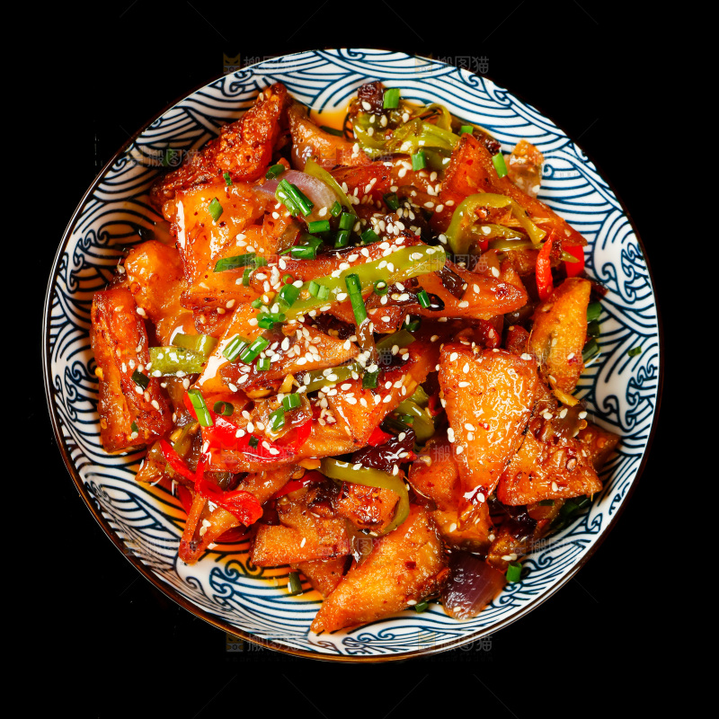 黑底上放着一盘红烧米豆腐