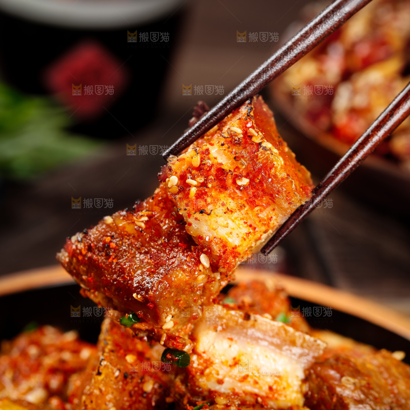 筷子上夹着烤肉
