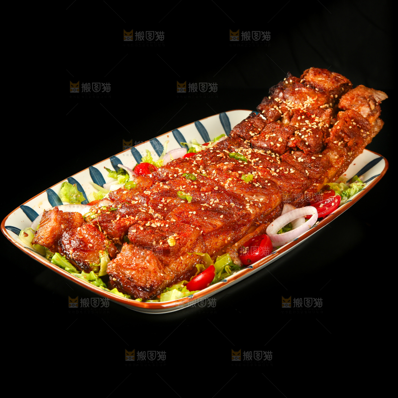 黑底上一盘脆皮五花肉