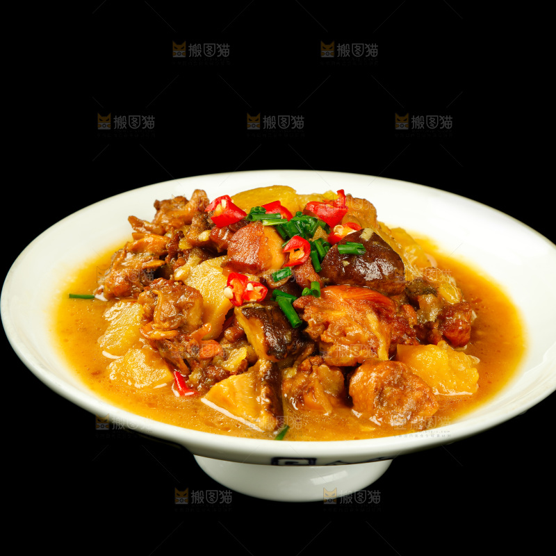 黑底上一盘红烧鸡肉焖土豆