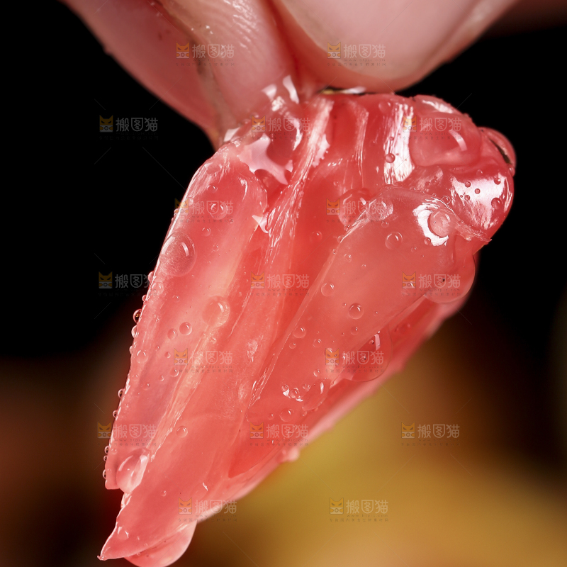 手里拿着红柚果粒
