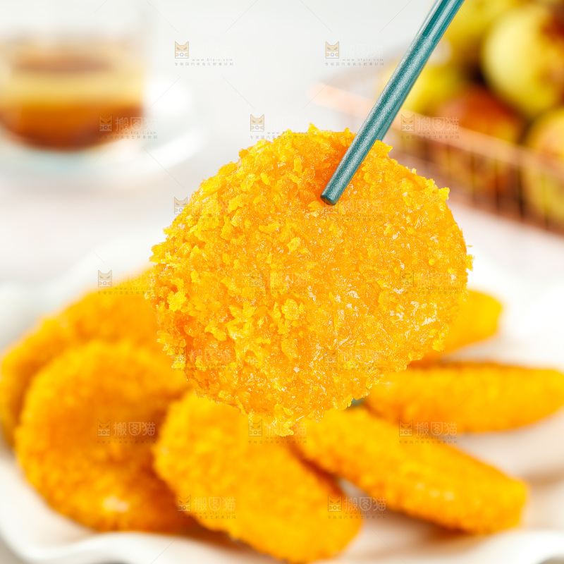 筷子上夹着南瓜饼