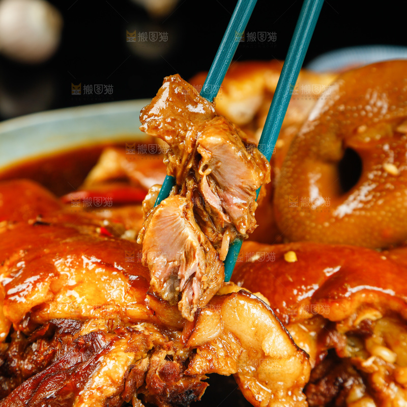 筷子上夹着酱香猪头肉