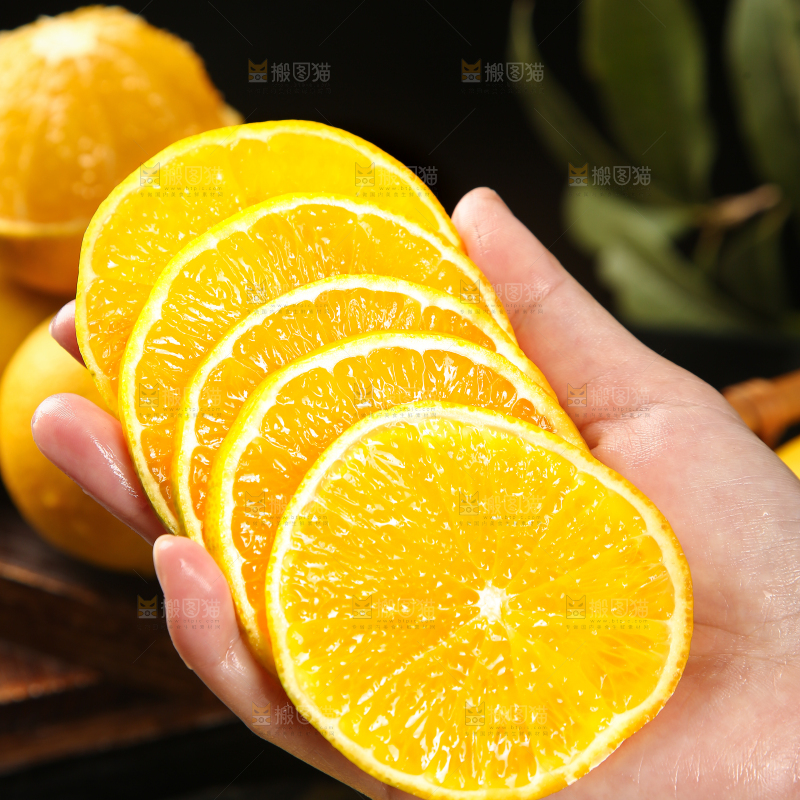 黑底上放着一盘爱媛果冻橙