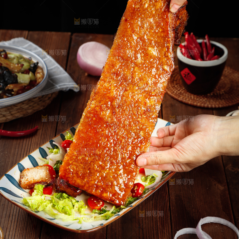 手里拿着脆皮烤肉