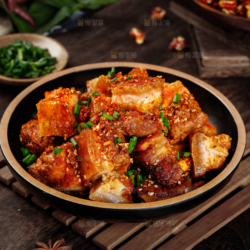 深底上放着一盘脆皮烤肉