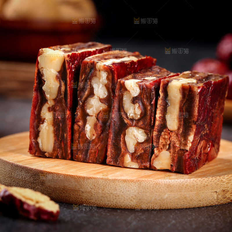 木板上摆放着新疆枣仁派