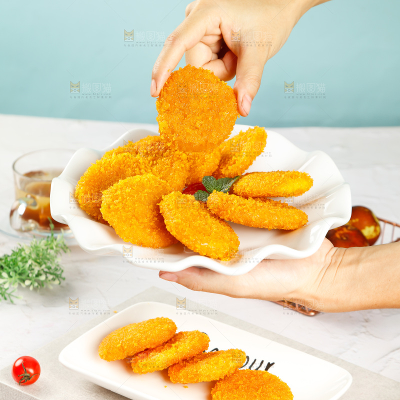 手里端着一盘油炸南瓜饼