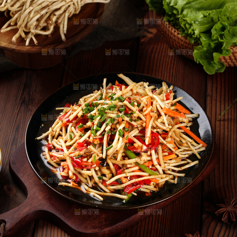 木板上一盘凉拌折耳根