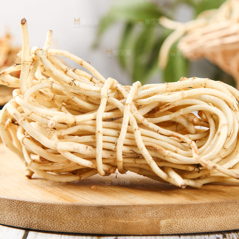 木板上放着折耳根
