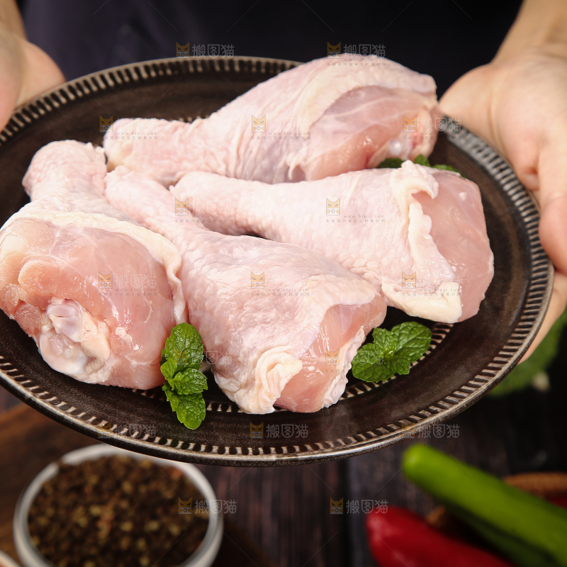 手里端着一盘琵琶腿